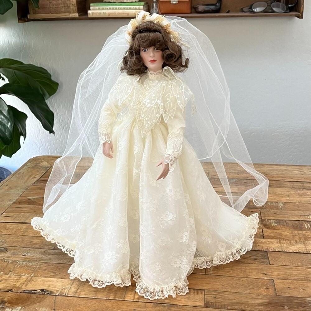 The Ashton-Drake Galleries "Her Grandmother's Dress" Porcelain Bride Doll 1992